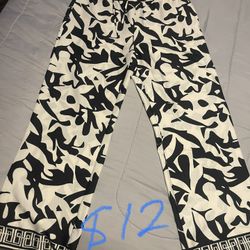 Women’s clothes size tLarge and extra large. Fits a Large. Some new items some used.