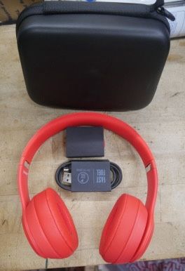 headphones Beats red solo 3 with case A1796 pre owned 887383-2