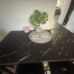 Kitchen Table With 4 Stools/chairs For Sale 
