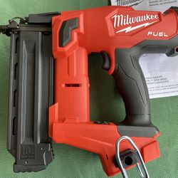Milwaukee 2746-20 M18 FUEL 18-Gauge Tool Free Drive Compact Brad Nailer