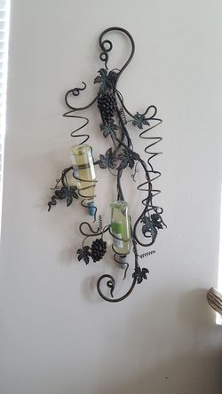 Nice wall wine rack, fits 5 wine bottles