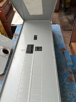 GE 200 AMP PANEL BOX