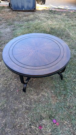 Signature Design by Ashley Ferlin 3’ round coffee table