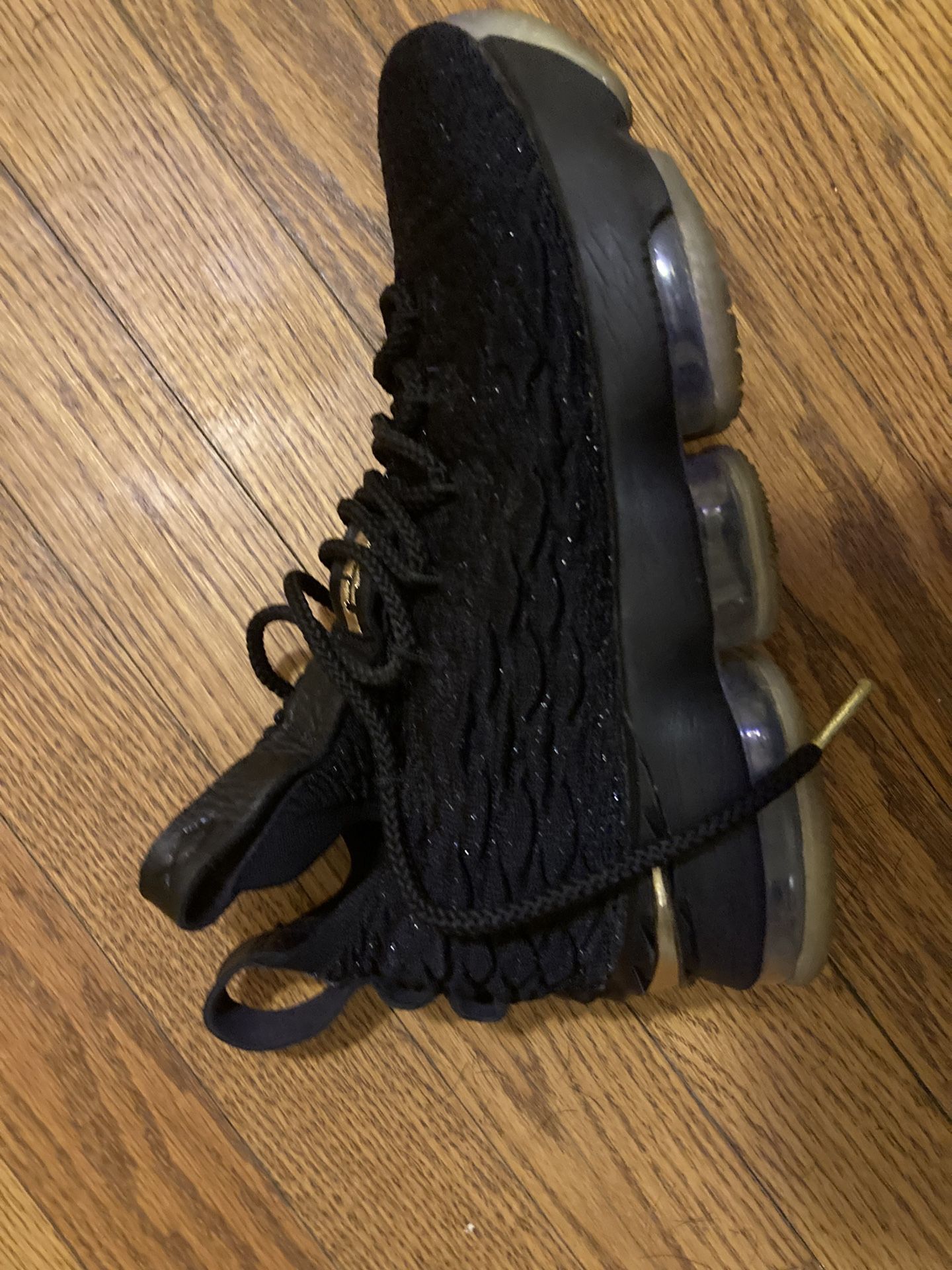 Nike LeBron 15 "Black Metallic Gold” 5y