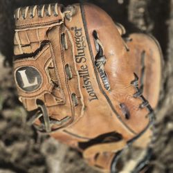 Louisvill Slugger TPX Infielders Glove  BROKEN IN ( See Pics).Located In Glendora