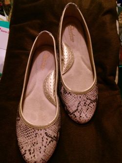 "Skechers" Tan Memory Foam Stylish Flats "NEW" Sz. 7 1/2