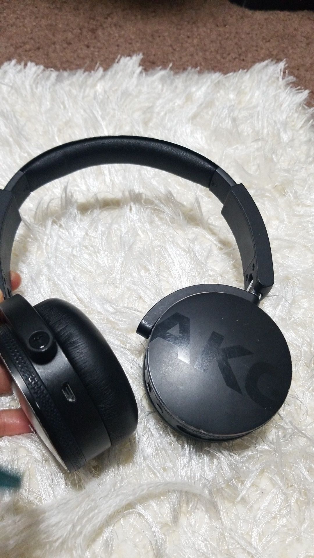 AKG wireless bluetooth headphones