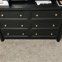 Dresser and Night Stands (2)