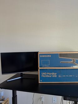 Samsung UR55 28" UHD Monitor