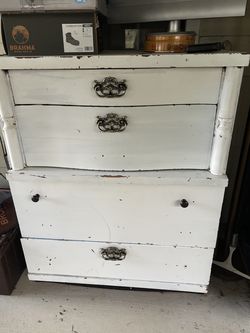 Vintage Distressed White 4-Drawer Dresser