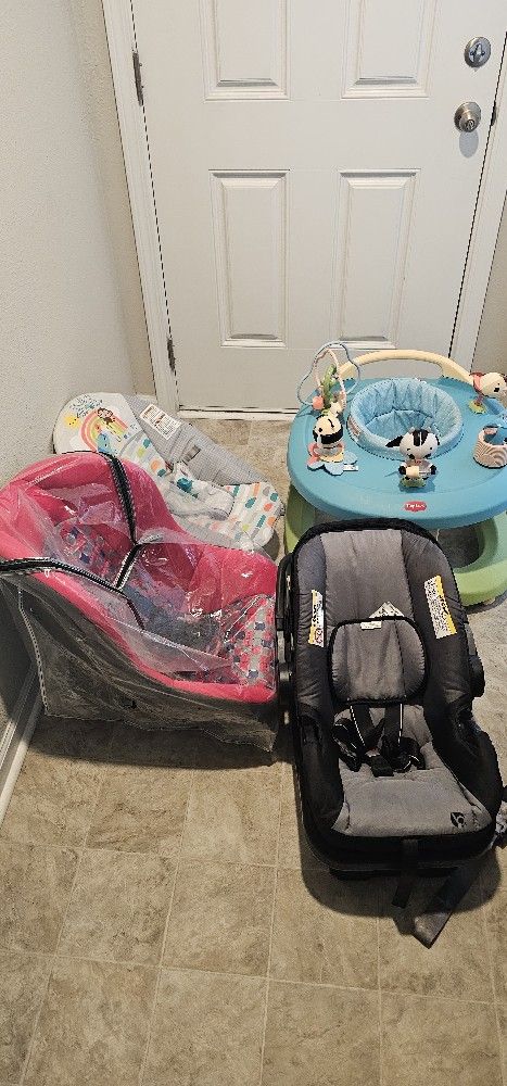 Baby sit car
-Tiny love baby activities
-Bright Starts Playful Paradise Vibrating Baby Bouncer.