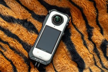 Insta360 X5 Arctic White Essentials Bundle