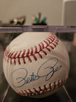Pete Rose Autographed Baseball w COA
