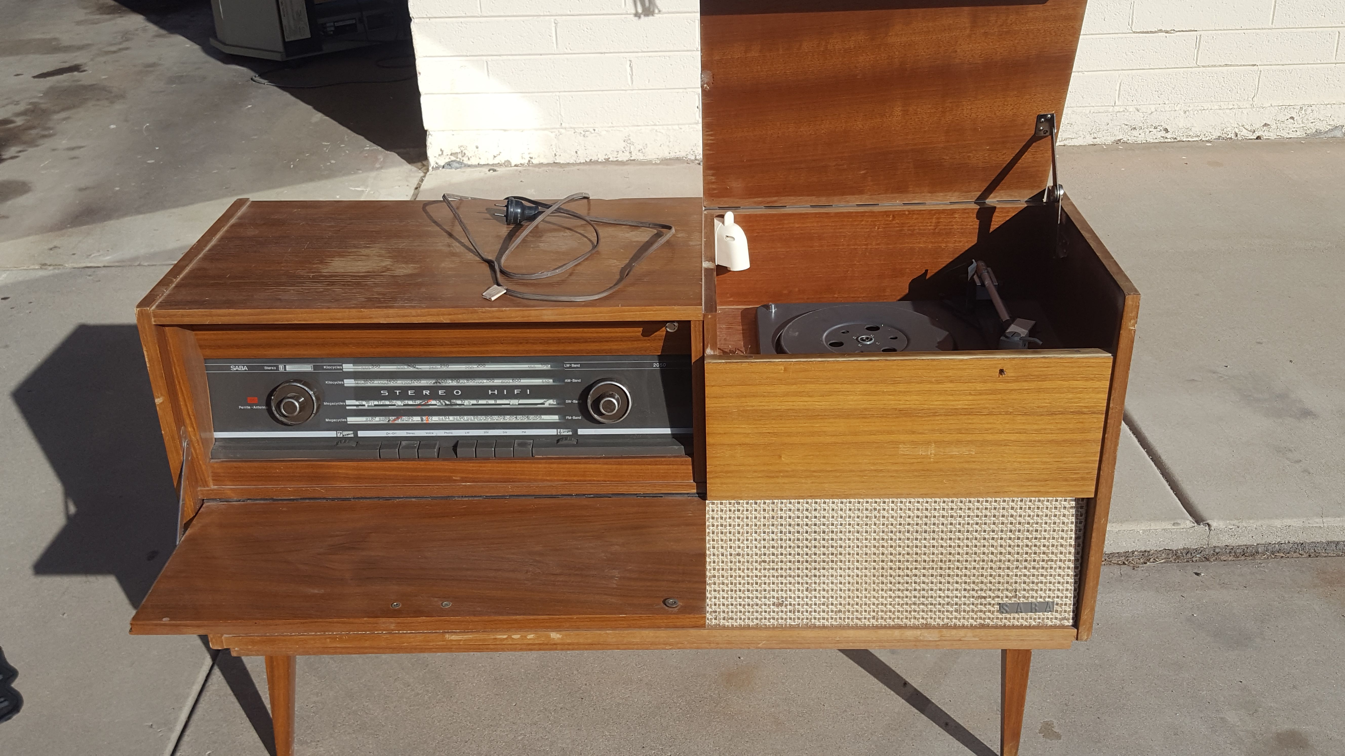 Rare 1964 Vintage Saba 2050 us FM stereo with tabletop record player..