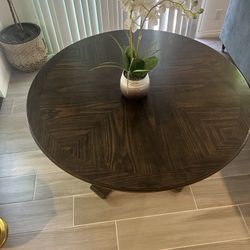 Round Dining Table 