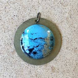 🦋 Pretty, vintage turquoise blue, black and metallic gold swirl cabochon on brass circle pendant