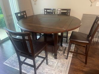 Need to be picked no later than Tuesday 6/16 , Nice sectional with 4 rugs ( 7x9 , 5x7 and 2 runners), TV console and extendable dining table with 7 ch