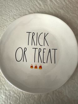 Rae Dunn Trick or Treat Halloween Plate OG Big and heavy