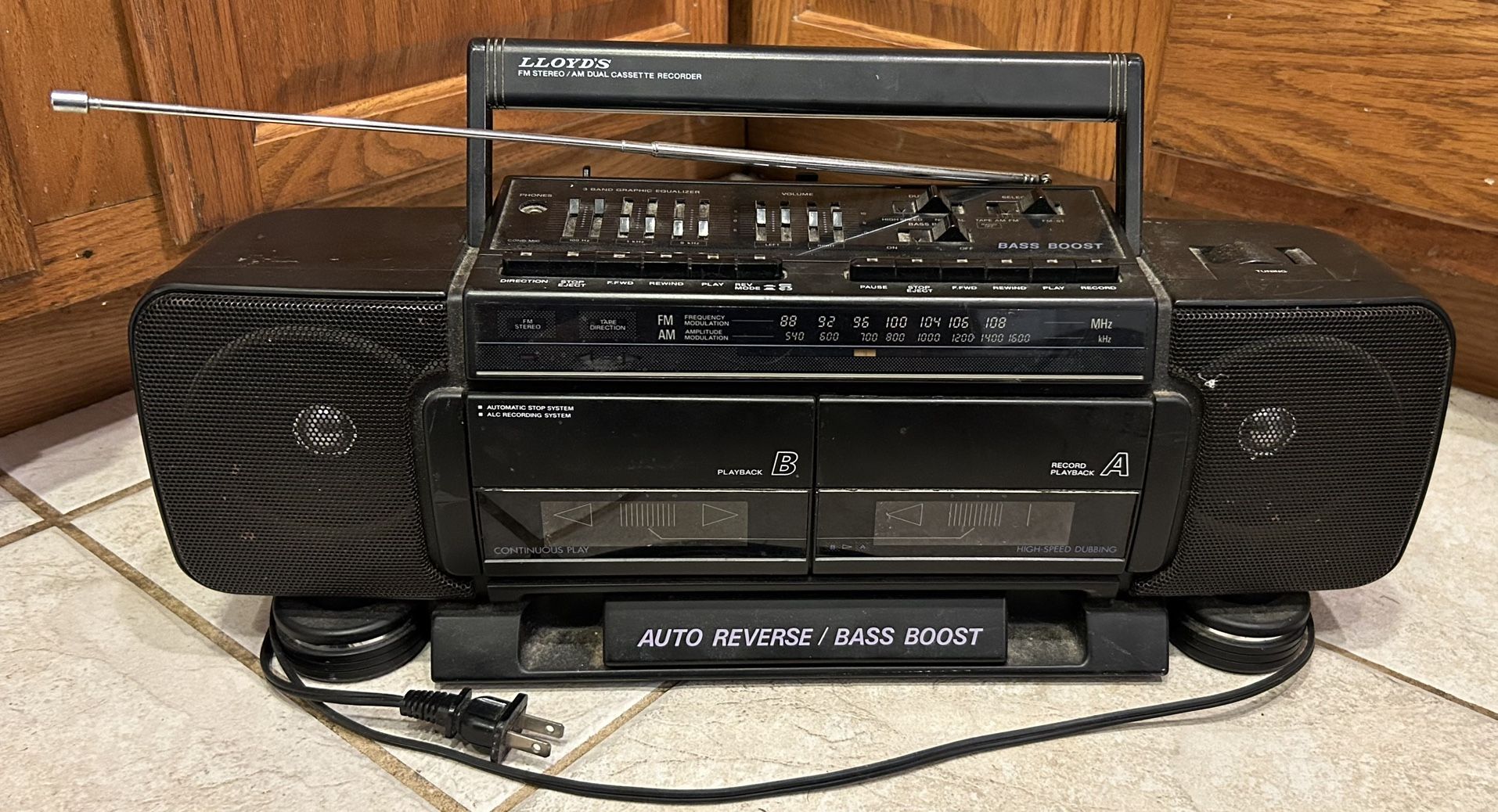 Vintage Lloyds AM FM Stereo Dual Cassette Auto Reverse Boom Box PT203