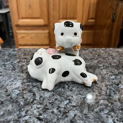 Ceramic Vintage Pig Salt and Pepper Shakers Farmhouse Decor Kitschy Kitchen Decor with Pink Bows. Preowned some pair wear due to age. No stoppers.