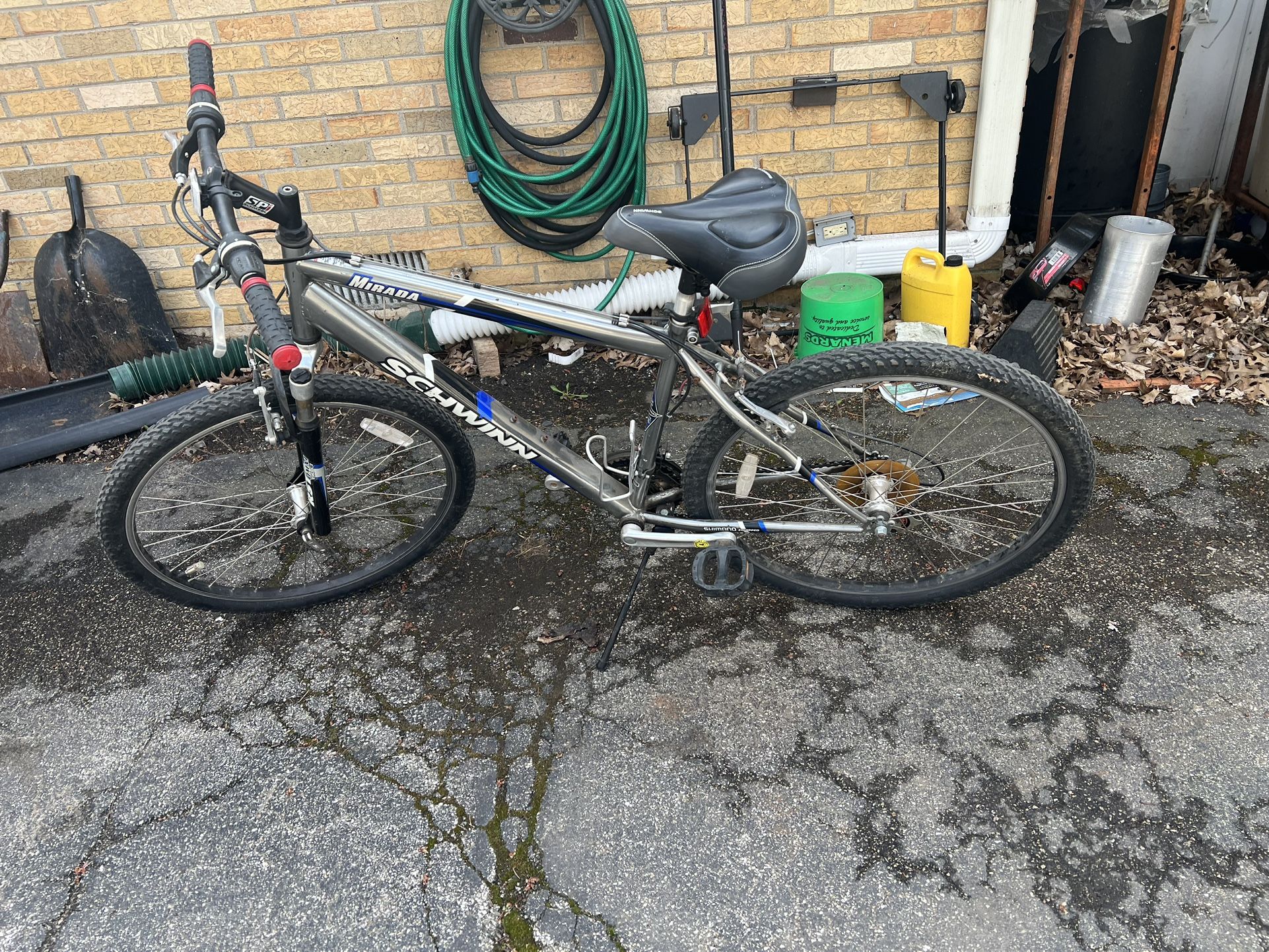 SCHWINN   Mirada.  26”. Tires