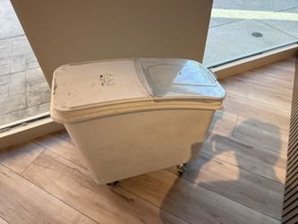 21 Gallon / 335 Cup White Slant Top Mobile Ingredient Storage Bin with Sliding Lid & Scoop