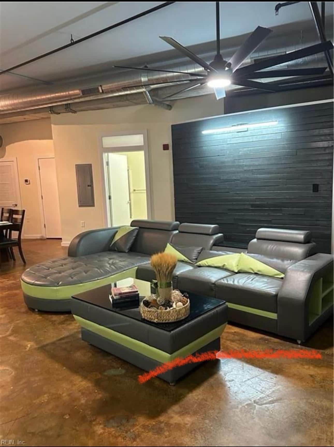 Sofá Usado Como Nuevo Con 2 Mesas Y TV  Incluida 