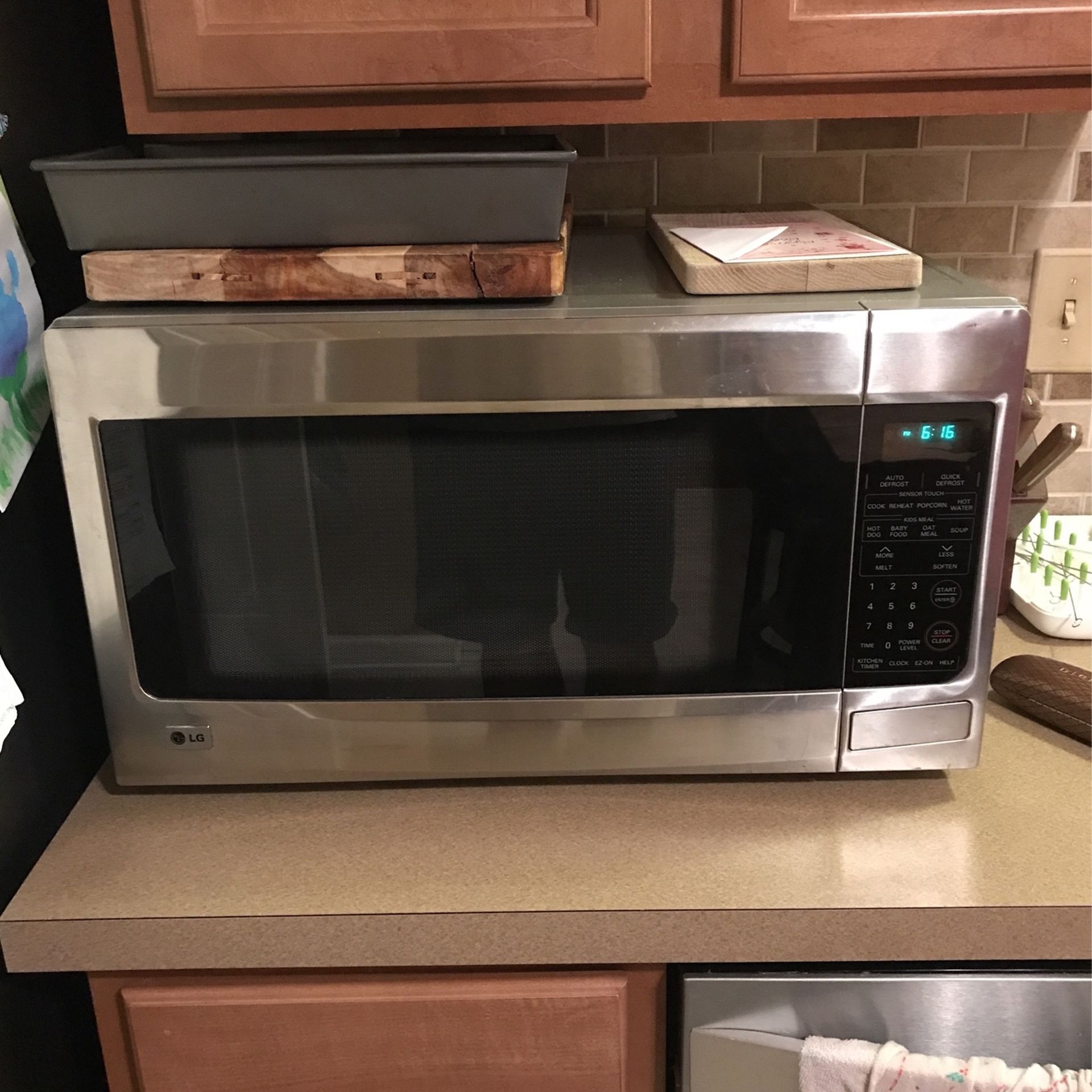 LG Microwave (24w x 18d x 13.5h)