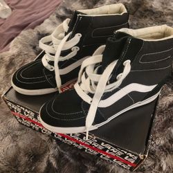 VANS Sk8-Hi Wedge- Black/True White - 8.5M/10W