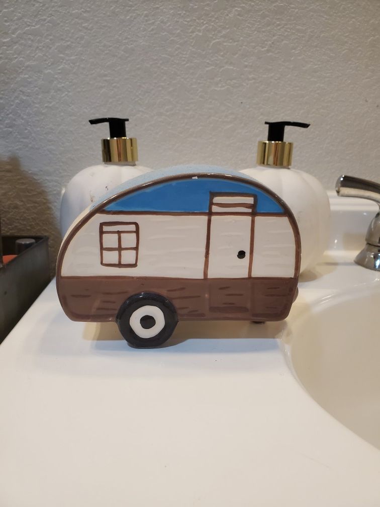 Ceramic camper/trailer
