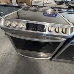 Range Knobs On The Front Slide In 