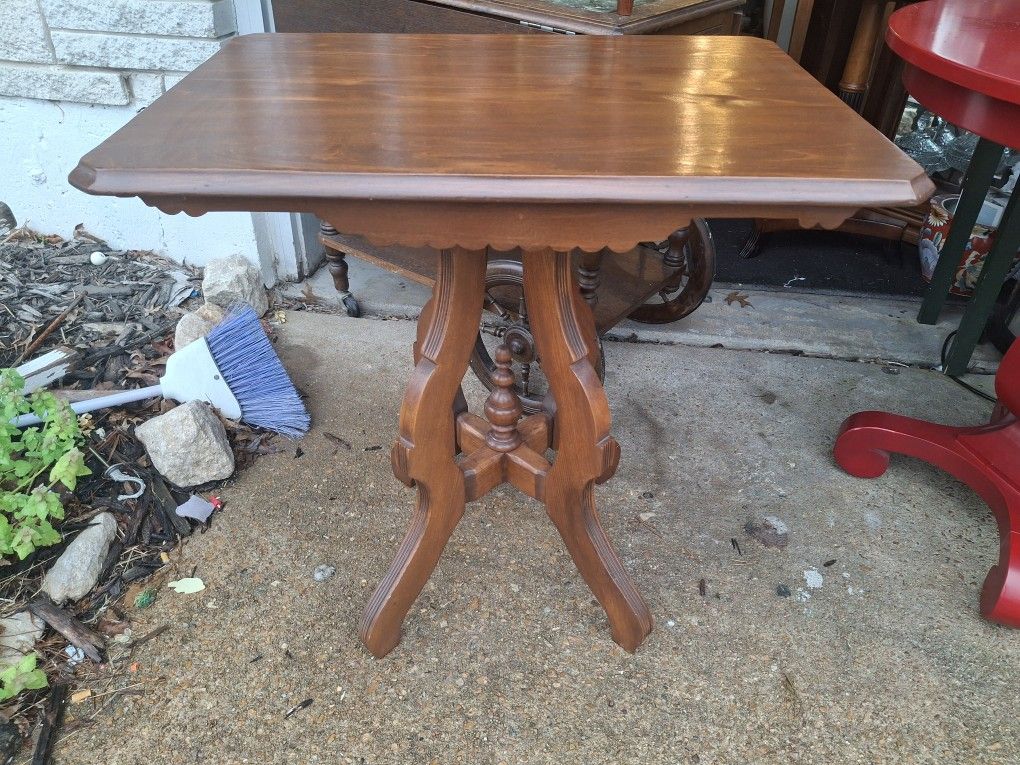 Nice VINTAGE TABLE GOOD Condition SOLID WOOD