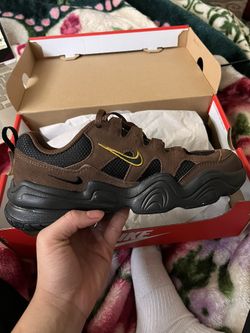 Size 7 W Nike Tech Hera