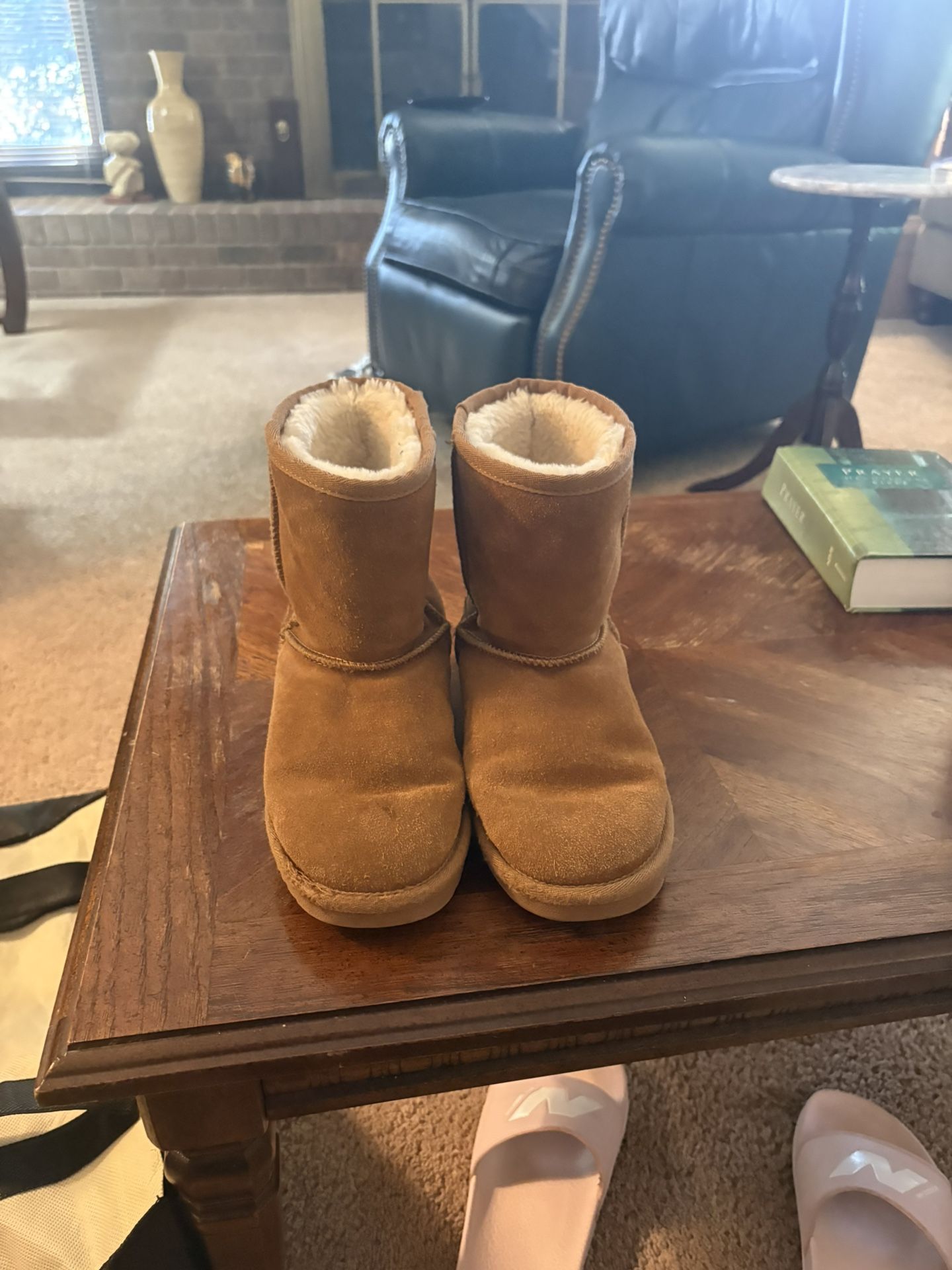 Girls Bear paw Boots Size 4