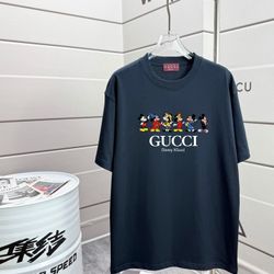 Gucci 
T-shirt