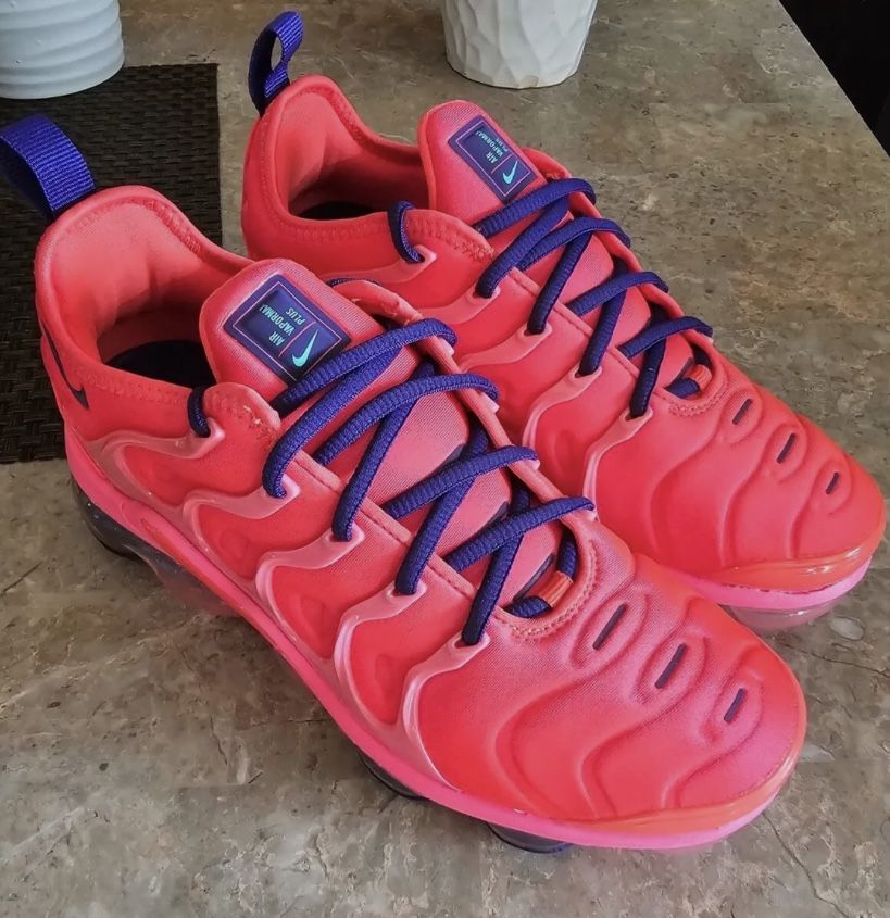 Nike Air Vapormax Plus Bright Crimson Pink Blast.