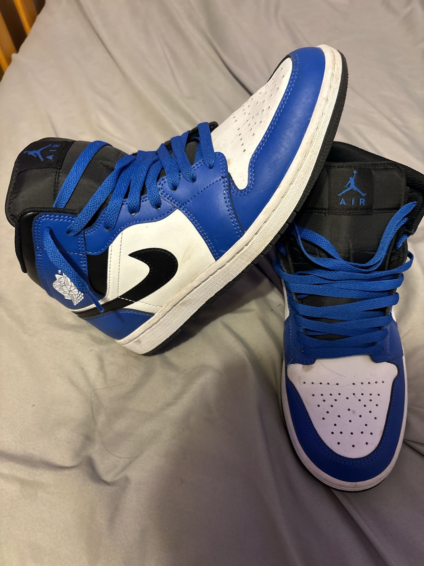 Jordan 1 blu and white