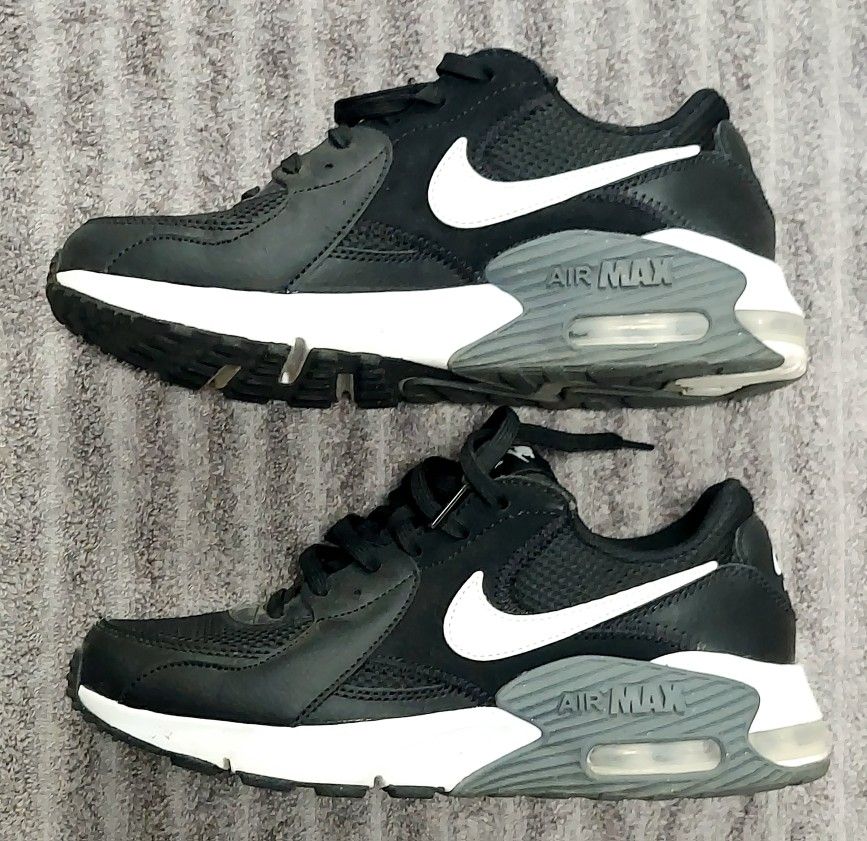 20$ Nike 90 Air Max Like New Womans Size 7.5 Great Running Shoe No Funk Like New