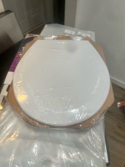 WHITE TOILET SEAT {IN PACKAGING STILL}