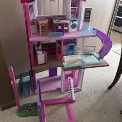 Doll House (great condition)