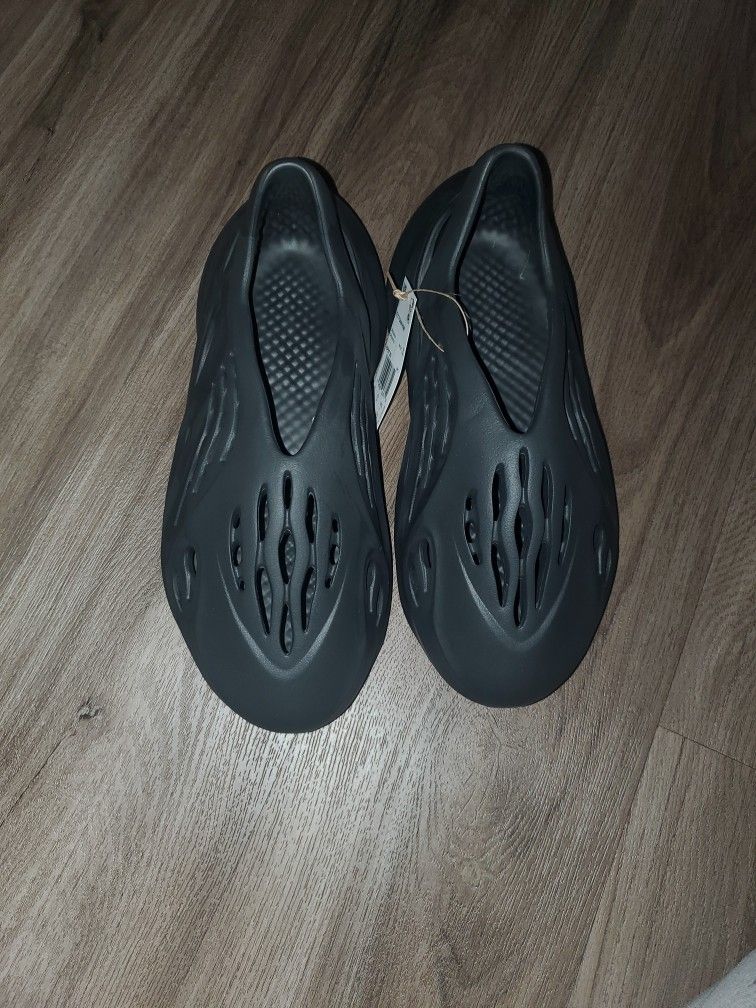 YZY Foam Rnr Size 10 Men Blk