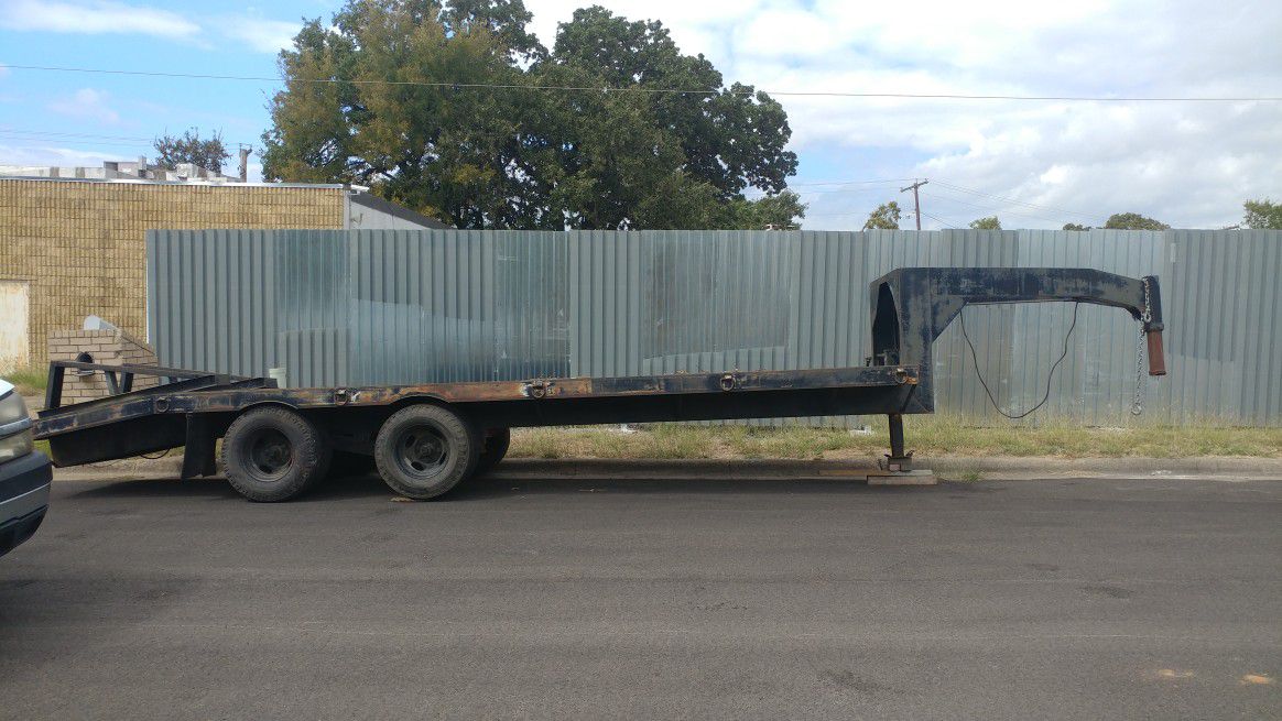 24' Gooseneck tandem trailer. have title. 20' deck 4' Dove fold down ramps