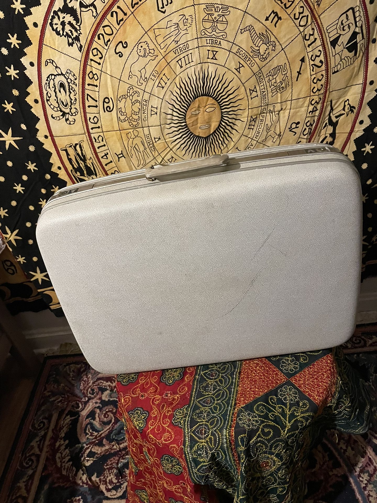 - [ ] Vintage Samsonite Suitcase