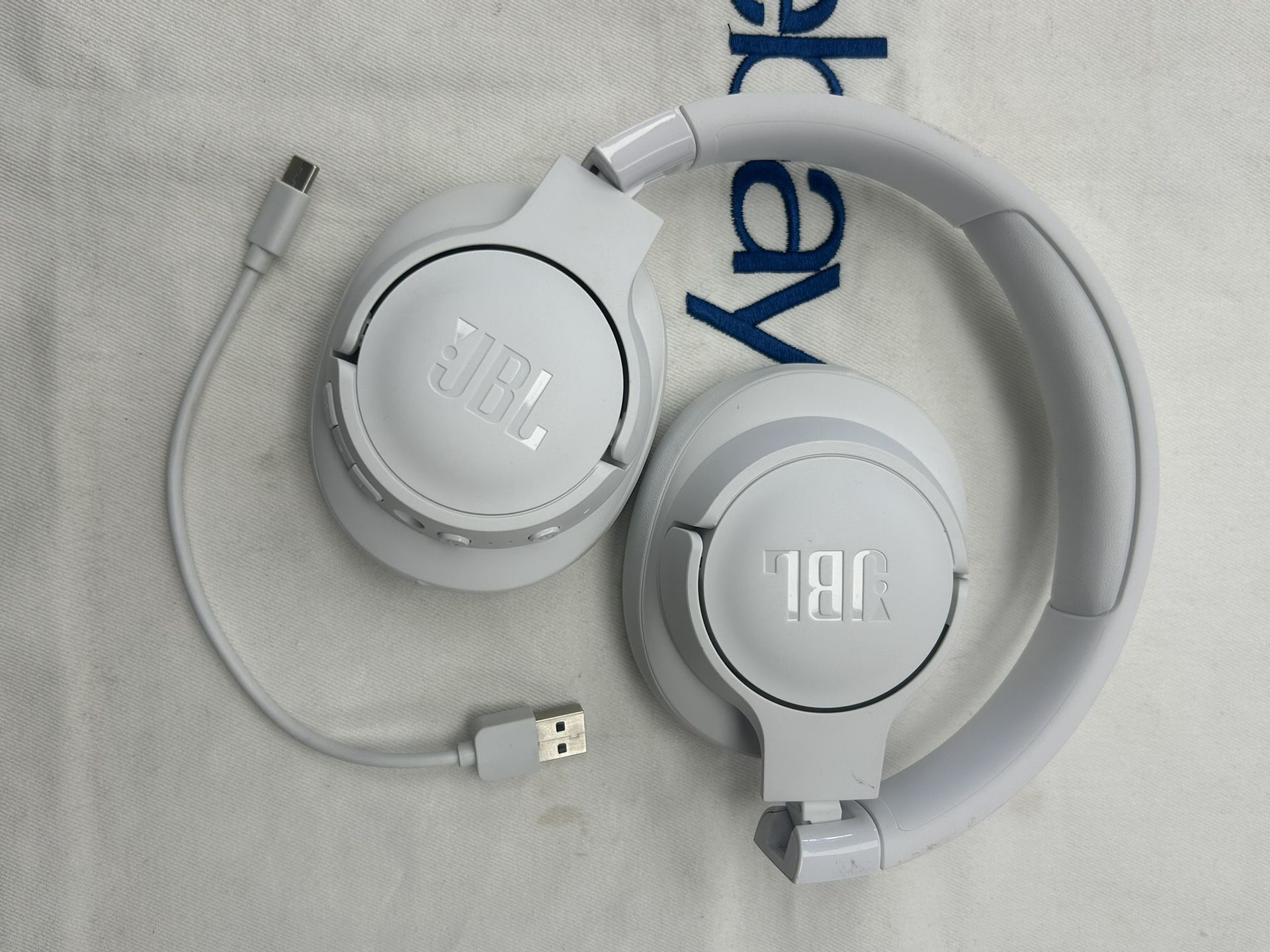 JBL TUNE750BTNC Wireless Headphones And Charging Cable