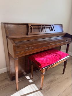 Yamaha M302 Upright Piano – Excellent Condition