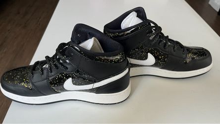 Black and gold Nike shoes, youth/women