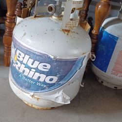 BBQ TANK EXCELLENT CONDITIONS HAVE GAS.