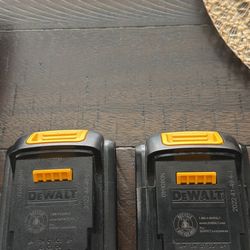 BATTERY DEWALT BRAND NEW 20 V  $35 EACH. CADA UNA NUEVAS SERIOUS BUYERS PLEASE COMPRADORES SERIOS