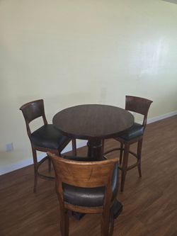 Century Furniture Luxury Pub Set - Round Table & 3 Leather Bar Stools - Send me a offer.