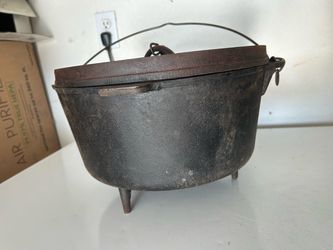 Cast iron camp Dutch oven Ridgeway by Kelty three legged with original carry bag no cracks